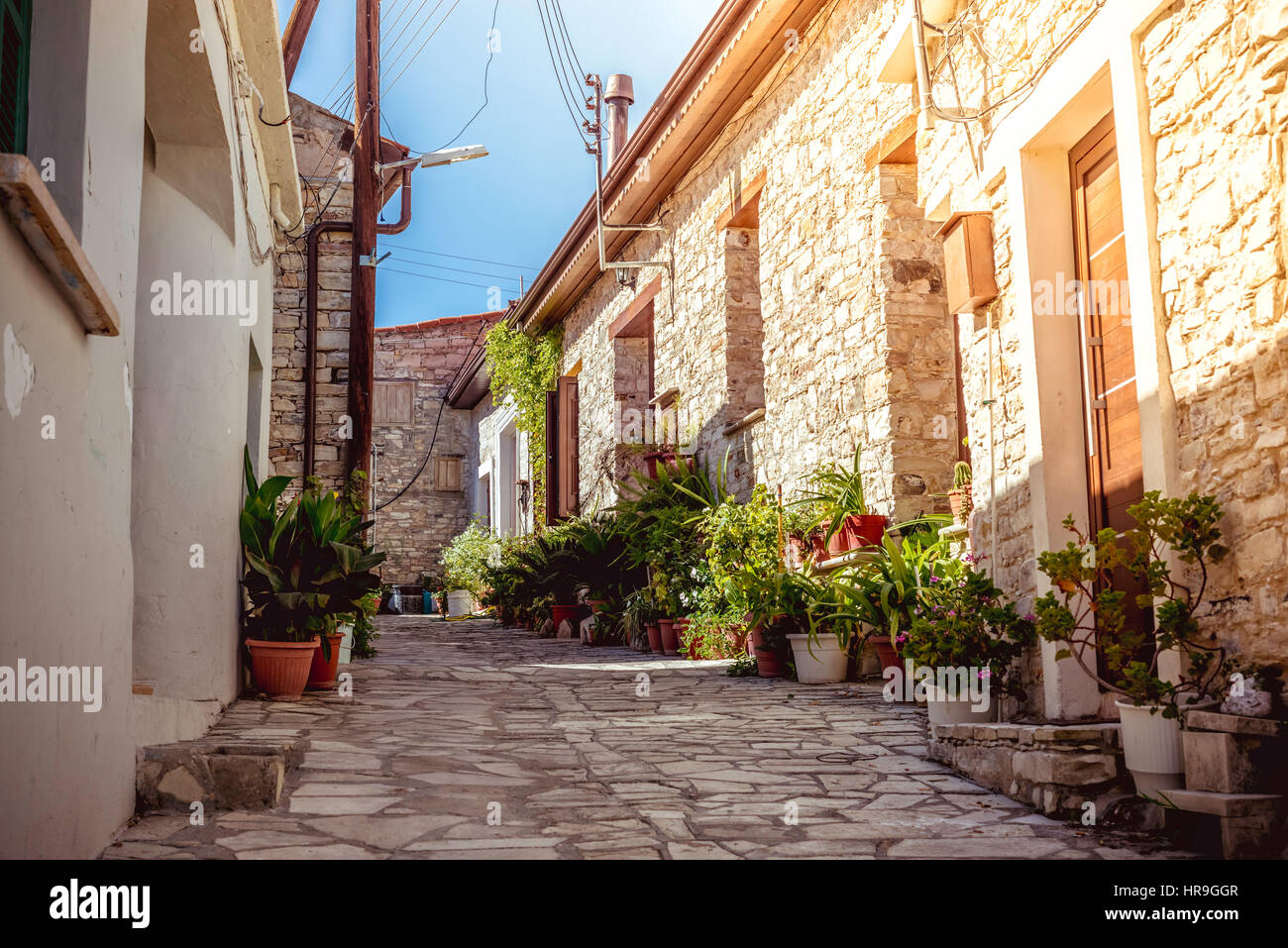 Strette strade di pietra in Kato Lefkara village. Distretto di Larnaca, Cipro. Foto Stock