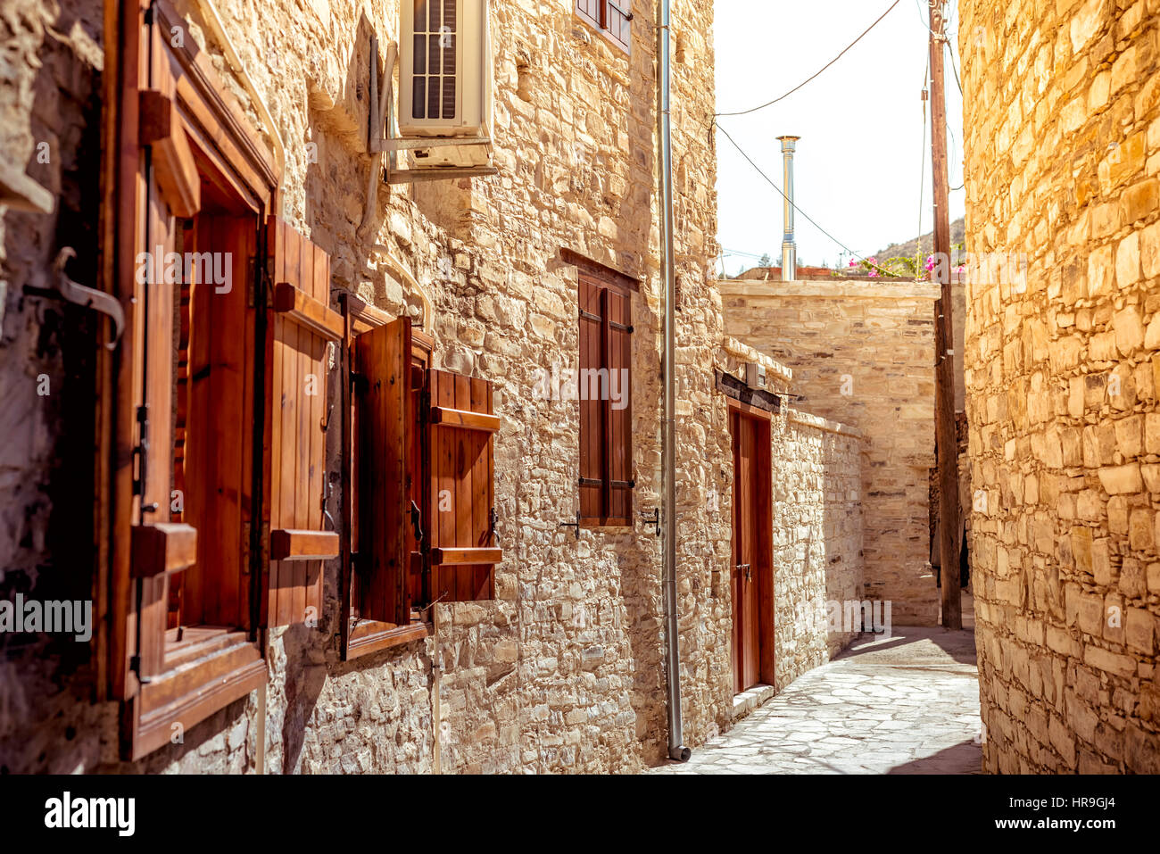 Strada stretta in Kato Lefkara village. Distretto di Larnaca, Cipro. Foto Stock