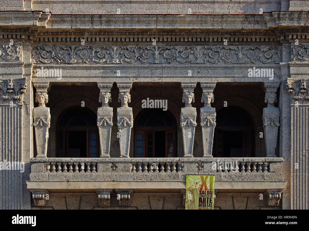 Dettaglio delle sei Cariatide sculture sul Cariatide edificio. Il Malecon, Havana, Cuba Foto Stock