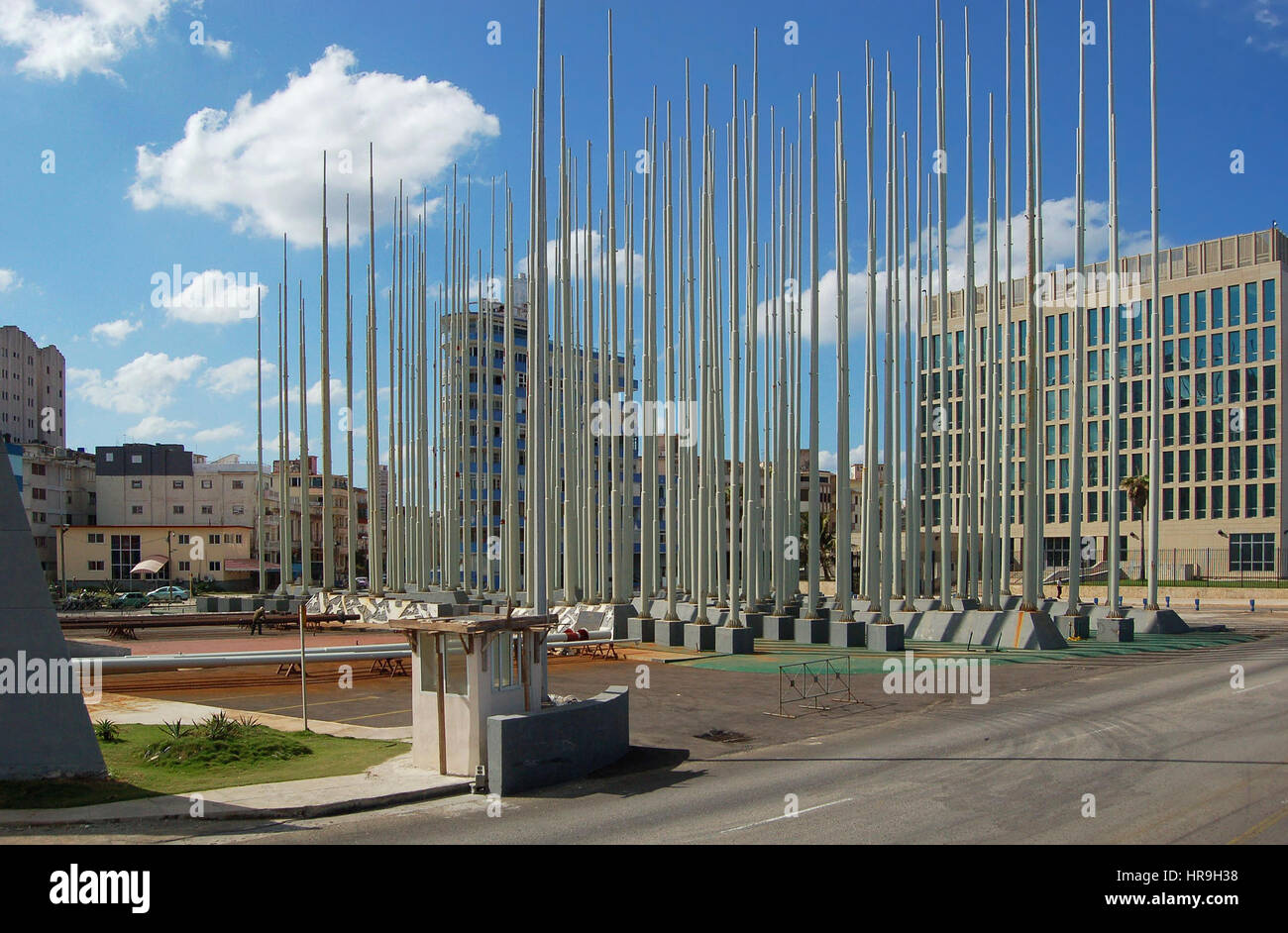 "Il Muro delle bandiere' installazione, comprendente 36 Bandiera poli, un dispositivo di vagliatura infront di th Ambasciata degli Stati Uniti,città. L'Avana, Cuba Foto Stock