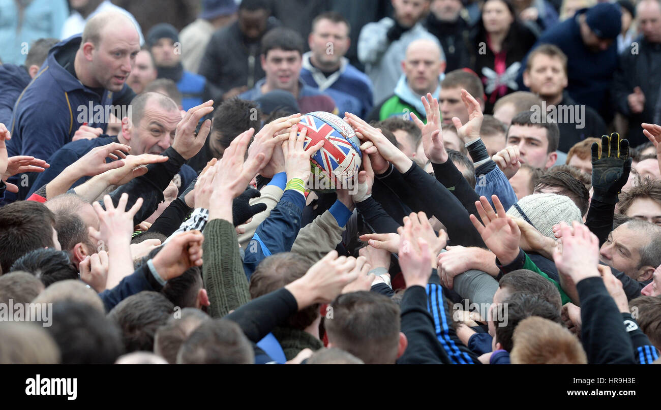 I giocatori durante la Royal Shrovetide Football Match in Ashbourne, Derbyshire. Foto Stock