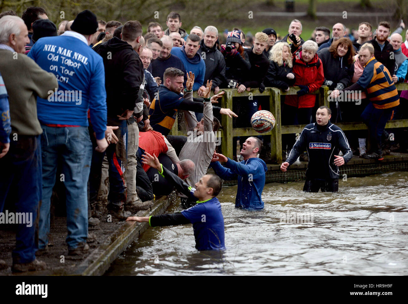 I giocatori durante la Royal Shrovetide Football Match in Ashbourne, Derbyshire. Foto Stock