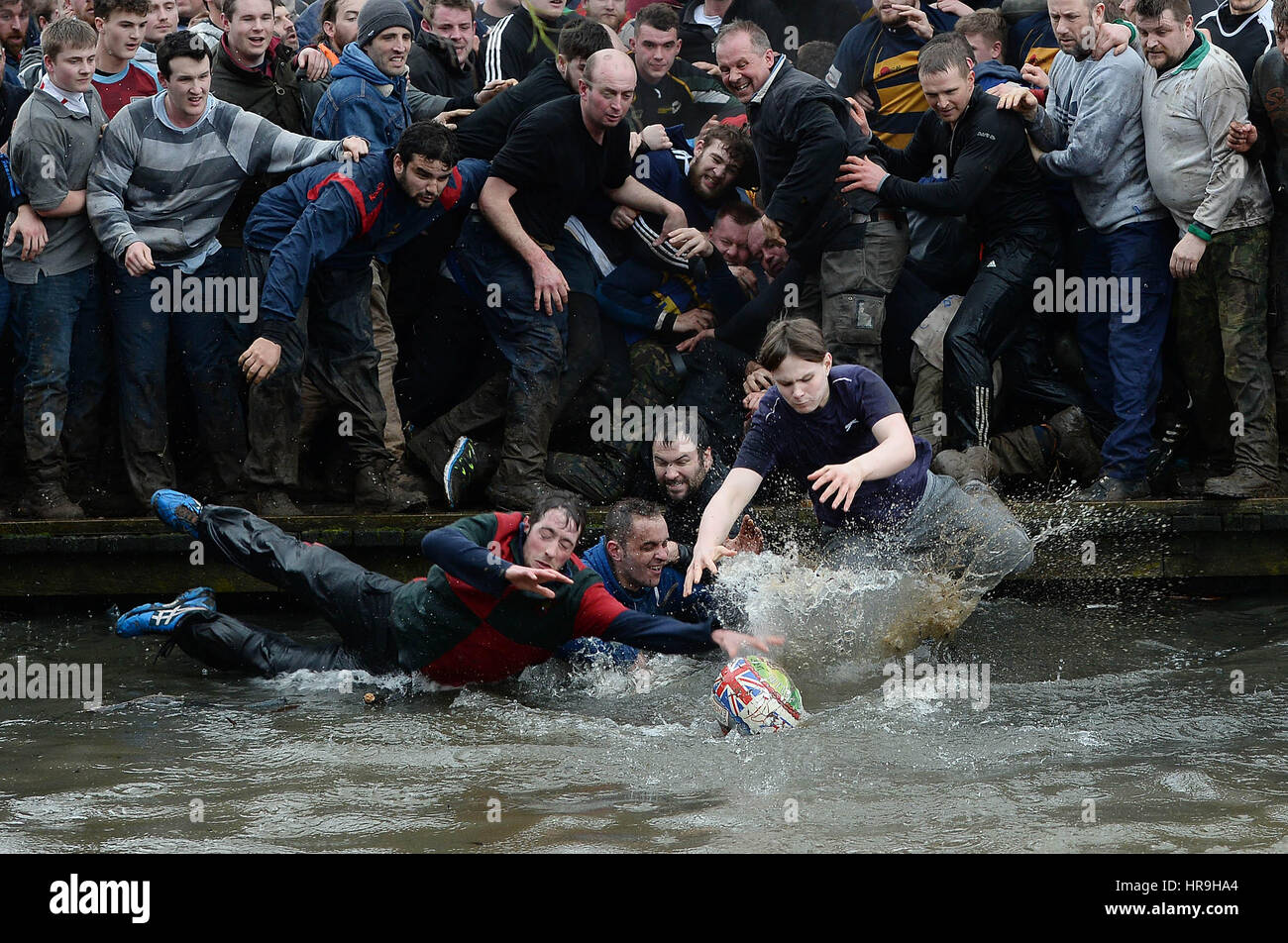 I giocatori durante la Royal Shrovetide Football Match in Ashbourne, Derbyshire. Foto Stock