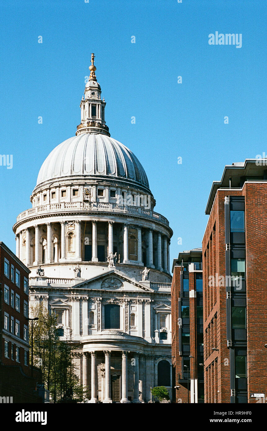 La Cattedrale di St Paul e la cupola e il cielo blu, London REGNO UNITO Foto Stock