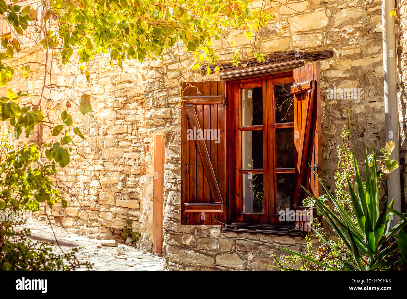 Aperto rurale finestra in legno. Kato Lefkara village. Distretto di Larnaca, Cipro. Foto Stock