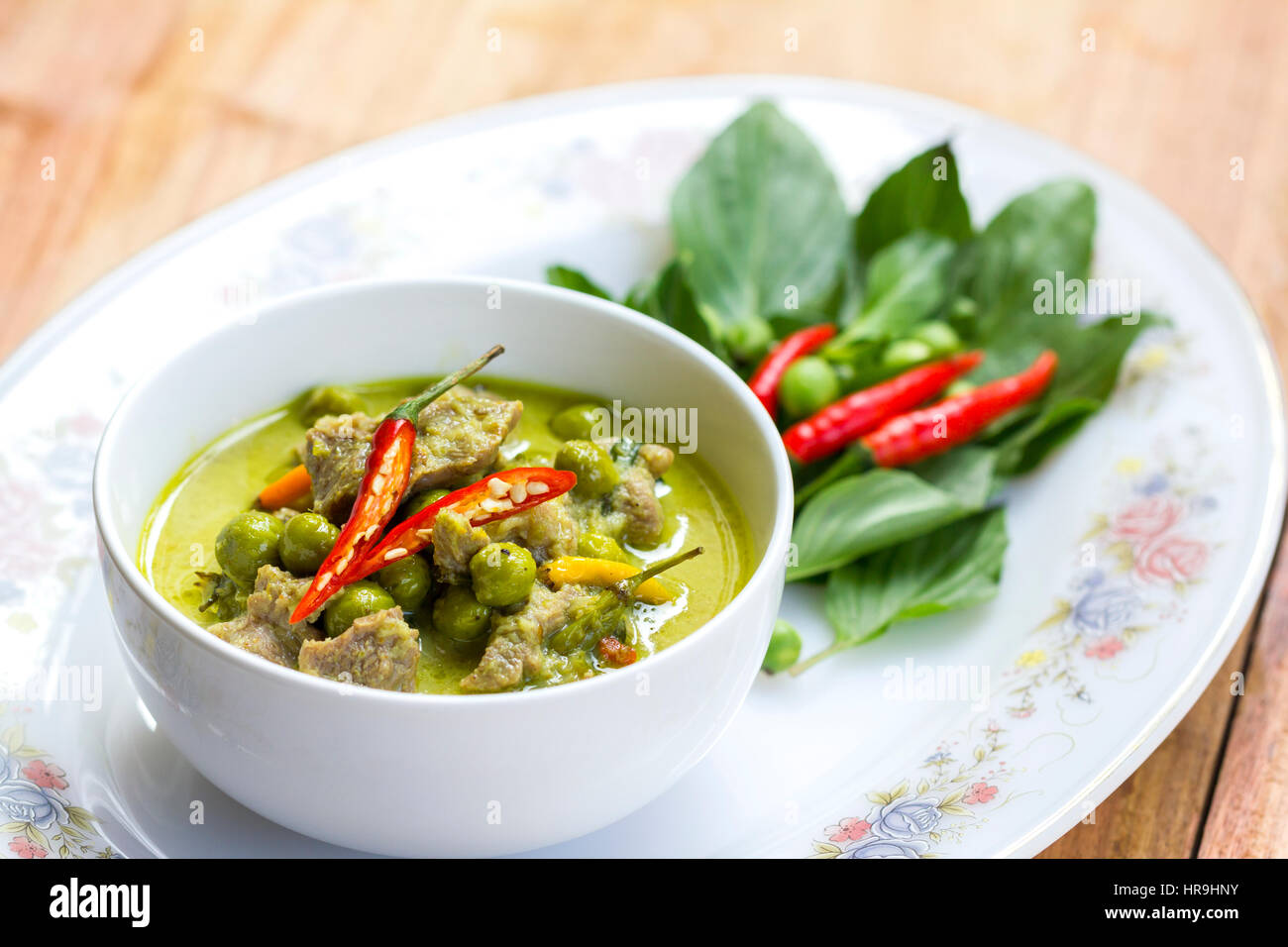 Cibo tailandese: curry verde in bianco rotondo ciotola sul piano del tavolo Foto Stock