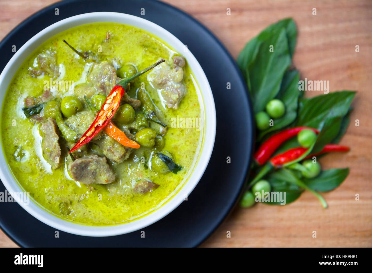 Cibo tailandese: curry verde in bianco rotondo vaso dalla vista superiore Foto Stock