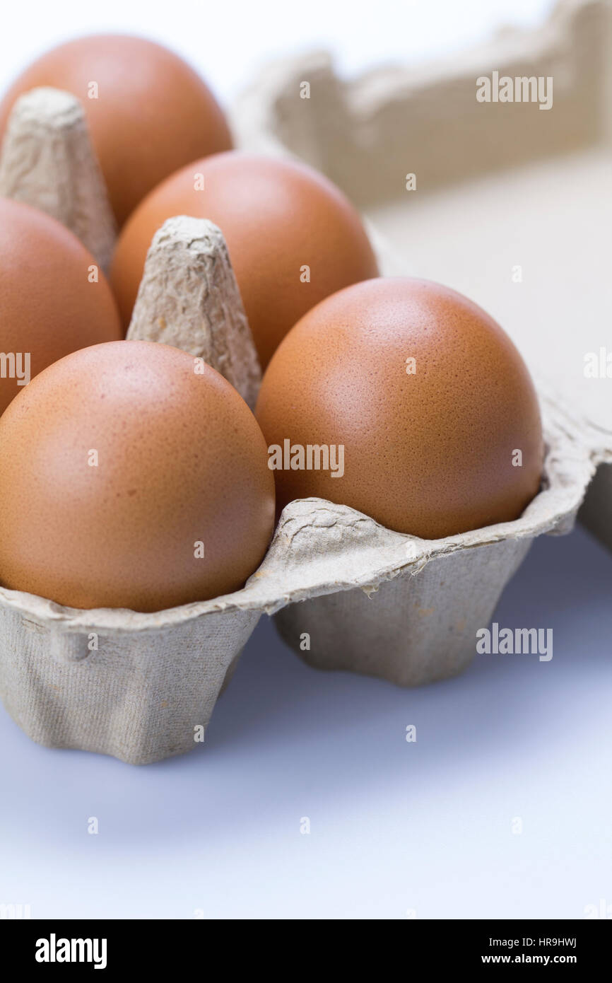 Di uova fresche in un contenitore Foto Stock