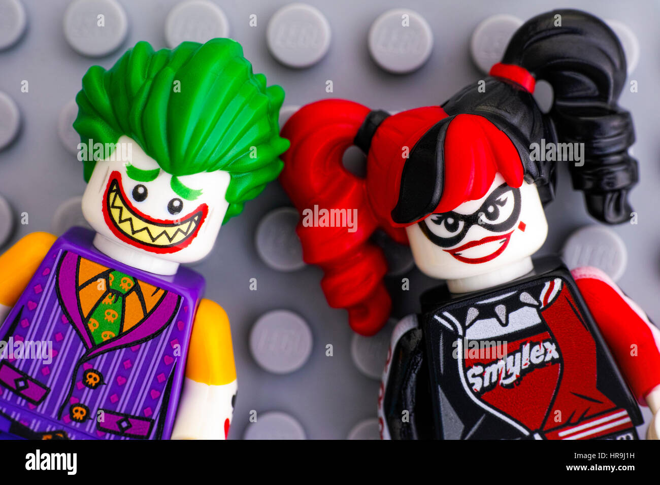 Tambov, Federazione Russa - 11 Febbraio 2017 Due Lego Batman Movie minifigures - Joker e Harley Quinn - su Lego grigio Sfondo di piastra di base. St Foto Stock