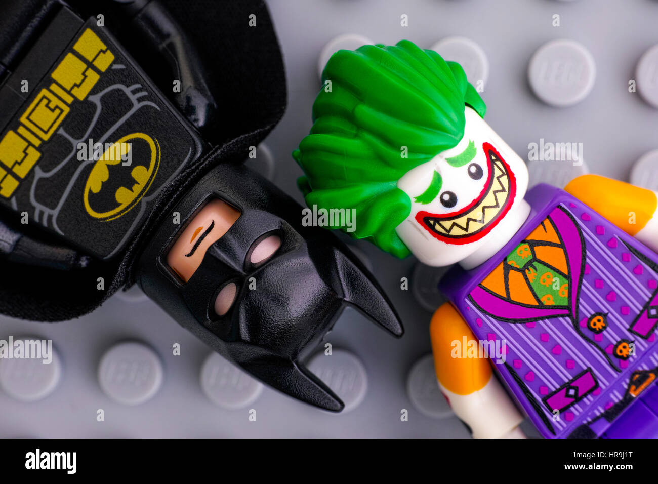 Tambov, Federazione Russa - 11 Febbraio 2017 Due Lego Batman Movie minifigures - Batman e il Joker - su Lego grigio Sfondo di piastra di base. Studio sh Foto Stock