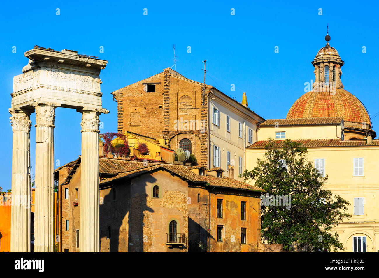 I dettagli di costruzione con antiche colonne romane sulla Via San Marco, Roma, Italia Foto Stock