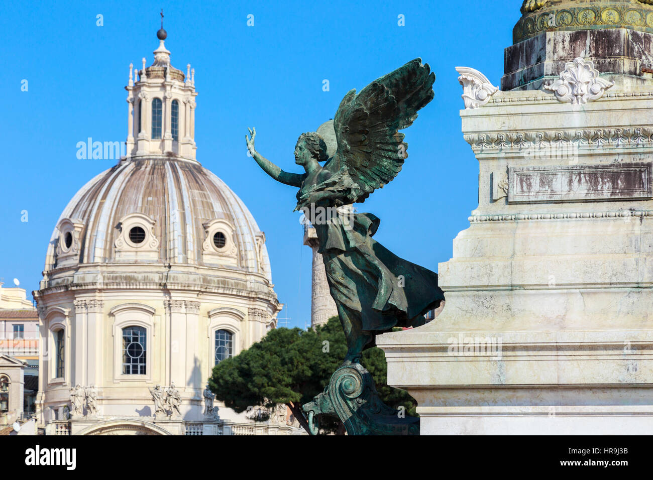 Statua particolare al di fuori del monumento a Vittorio Emanuele e Via San Marco, Piazza Venezia, Roma, Italia Foto Stock