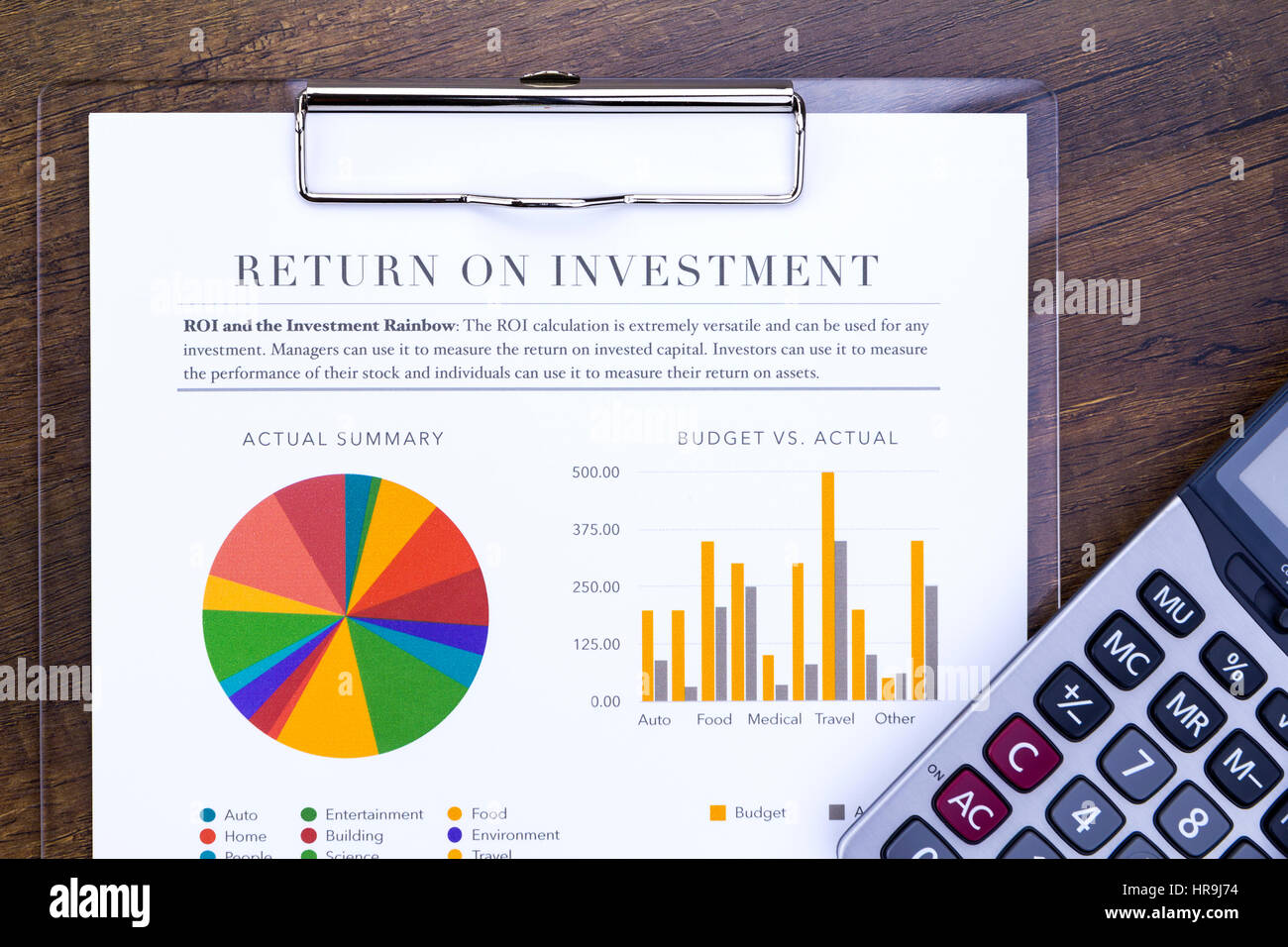 L'analisi del ritorno sugli investimenti con documento rainbow grafico a  torta grafico e Calcolatrice in disposizione piatta Foto stock - Alamy