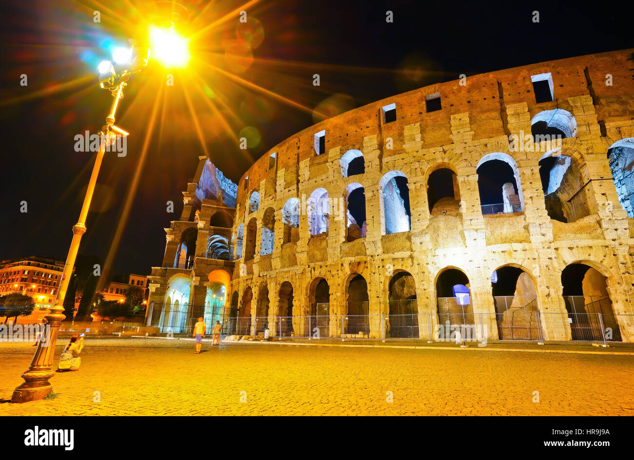 Vista del Colosseo di notte a Roma, Italia Foto Stock