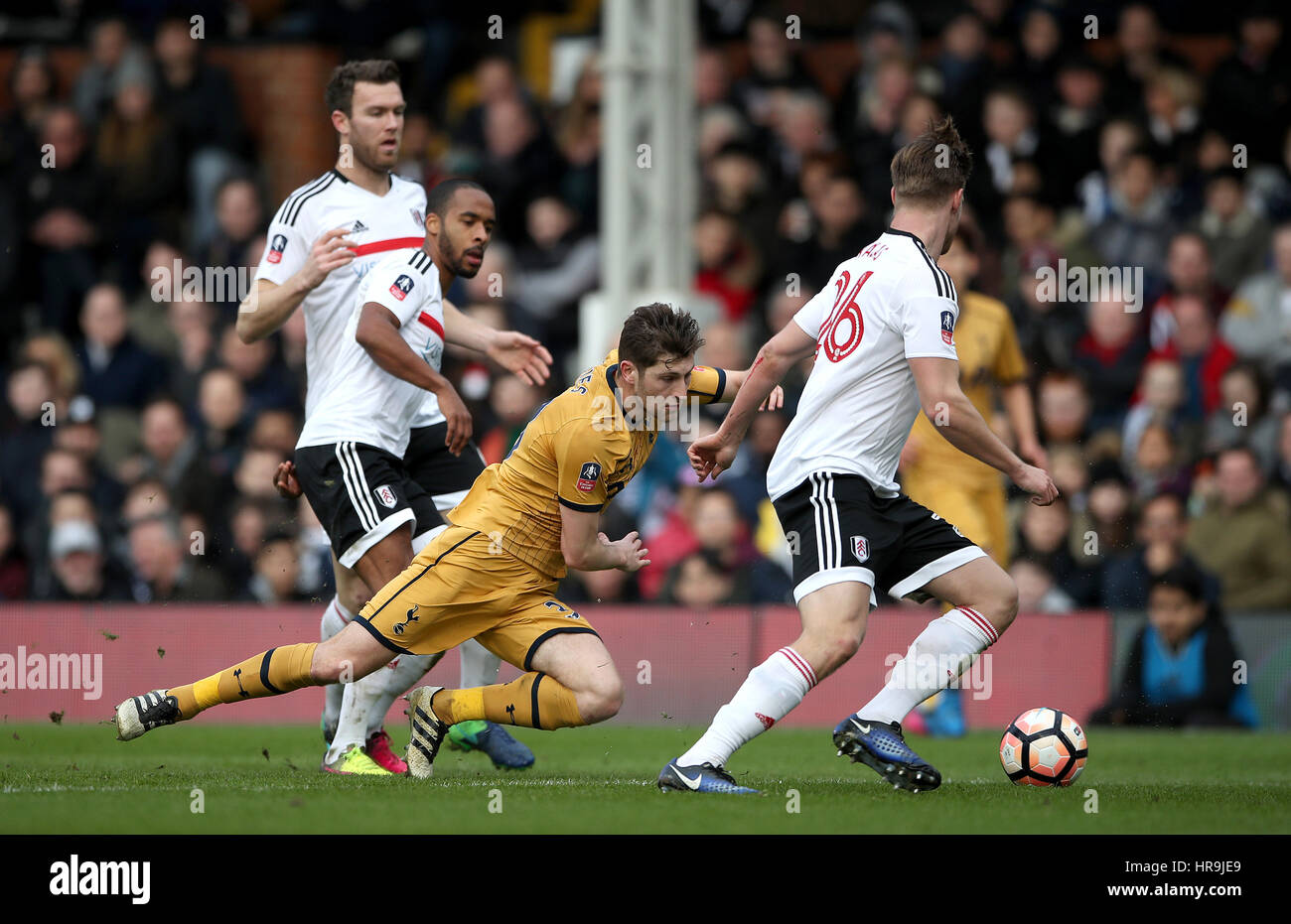 Fulham Dennis Odoi (sinistra) e Fulham's Tomas Kalas (destra) battaglia per la palla con il Tottenham Hotspur del Ben Davies (centro) Foto Stock