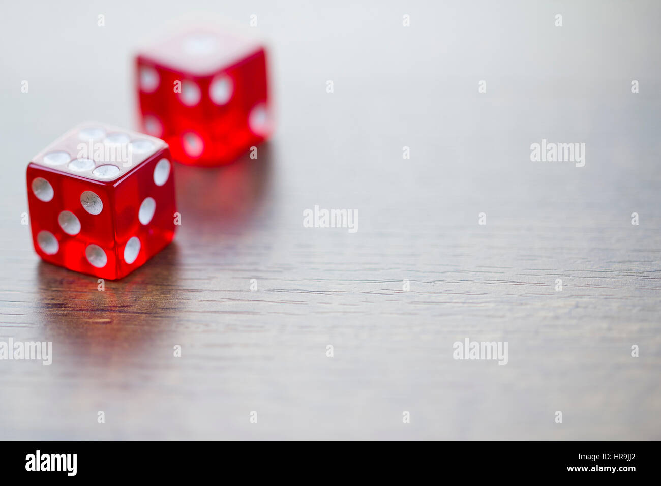 Due dadi rossi isolato sul desktop con il giusto spazio Foto Stock