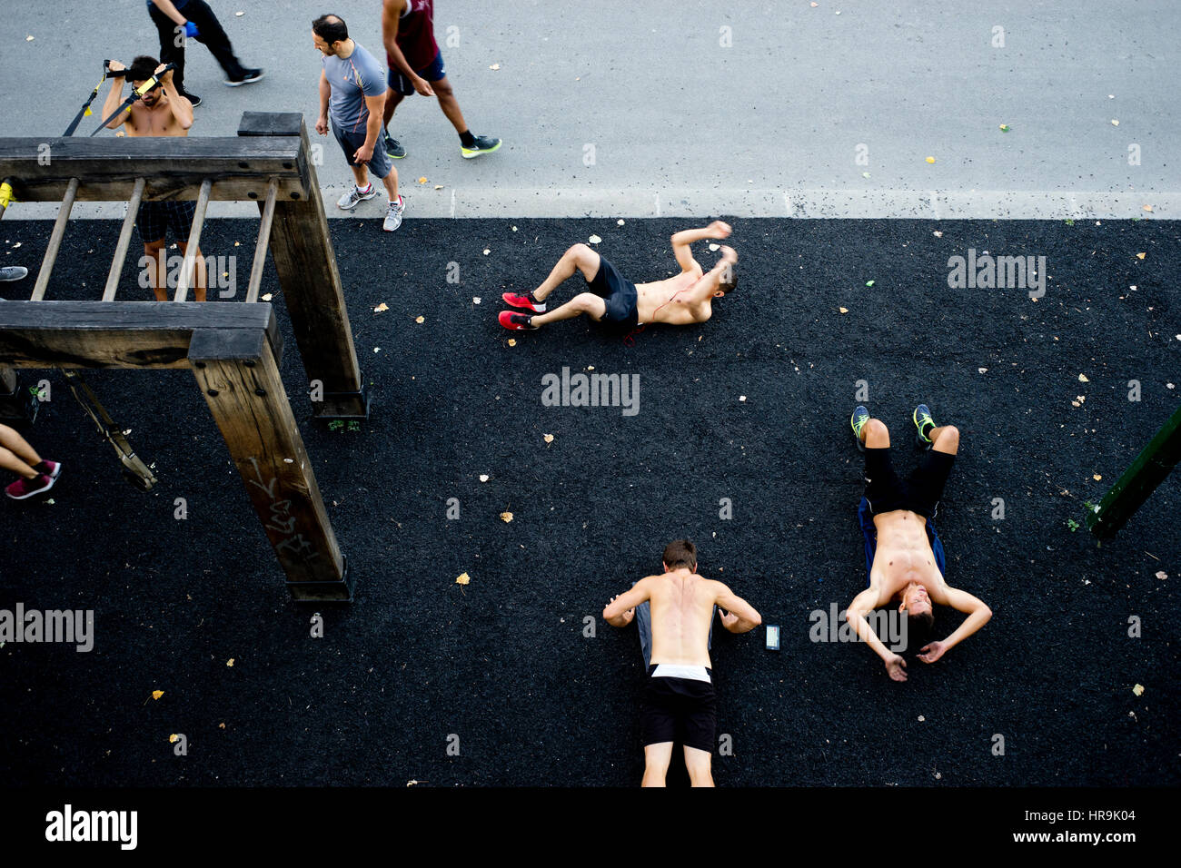 Giovane corpo costruttori durante una formazione pubblica al fiume Senna Quay a Parigi Foto Stock