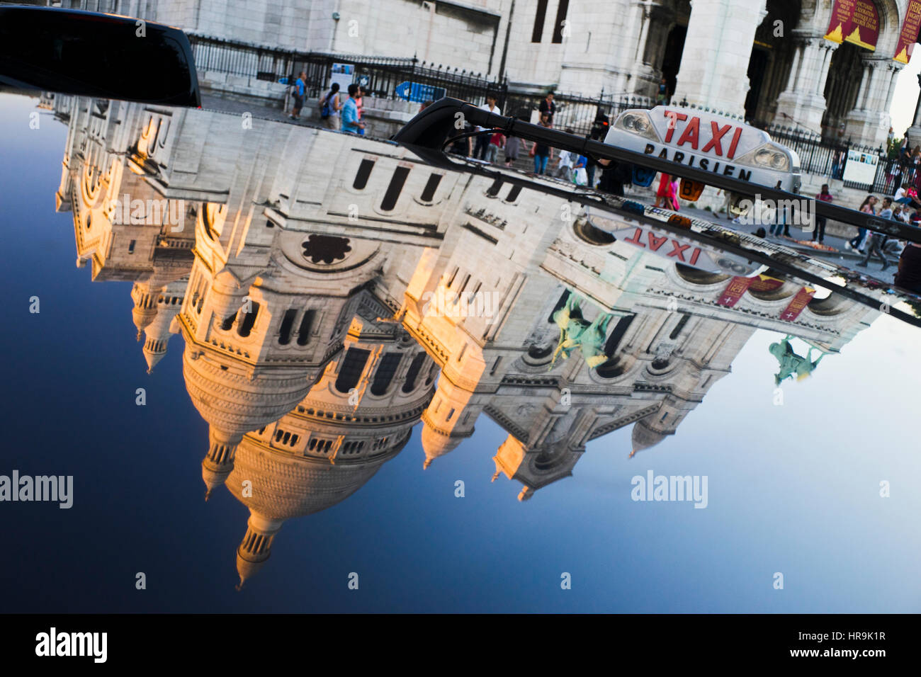 La Basilika Basilica del Sacro Cuore a Parigi reflekting nel tetto di un taxi Foto Stock