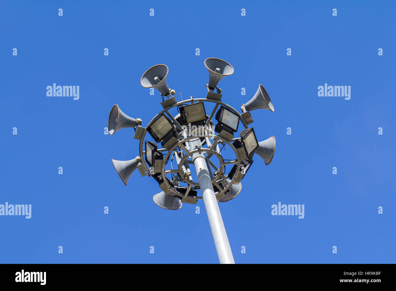 Round altoparlanti sul cielo blu chiaro che mostra il concetto di annuncio Foto Stock