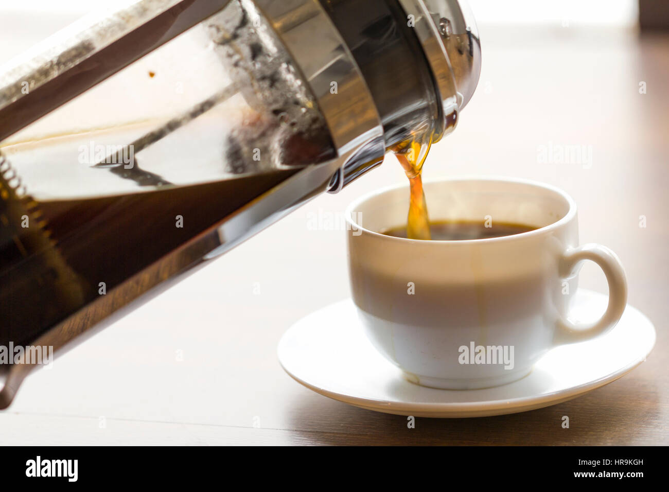 Per l'infusione di caffè in una pressa francese nella calda luce del mattino; Foto Stock