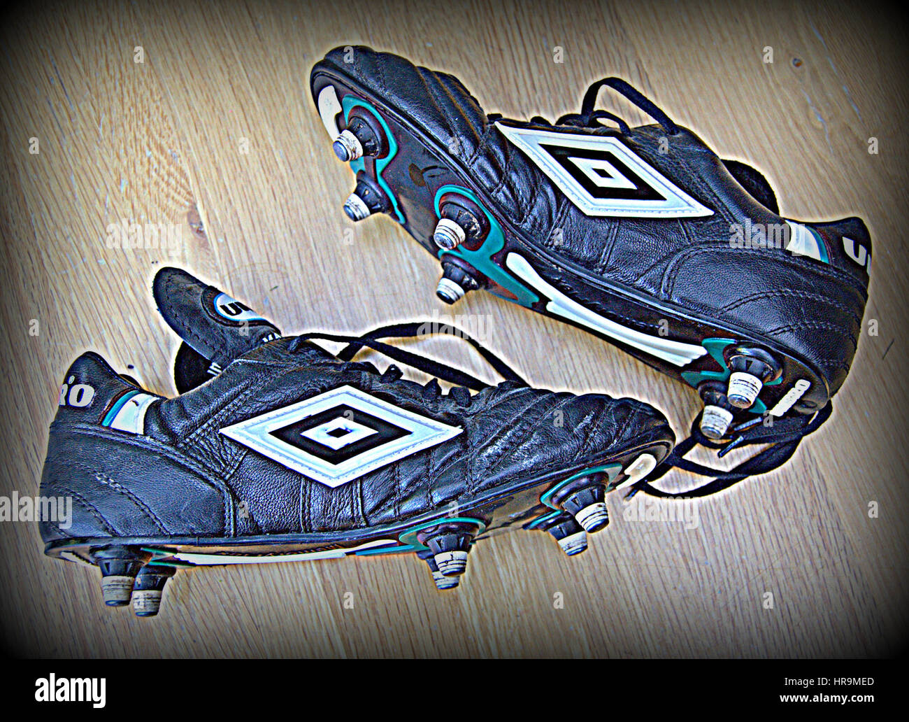 Bric-a-brac - compresi i vecchi memorabilia sportivi, fumetti vintage/riviste, birra steins, bottiglie, posacenere e vari altri elementi. Foto Stock