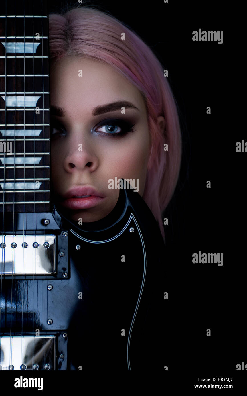 Close up volto Ritratto di giovane donna con la chitarra Foto Stock