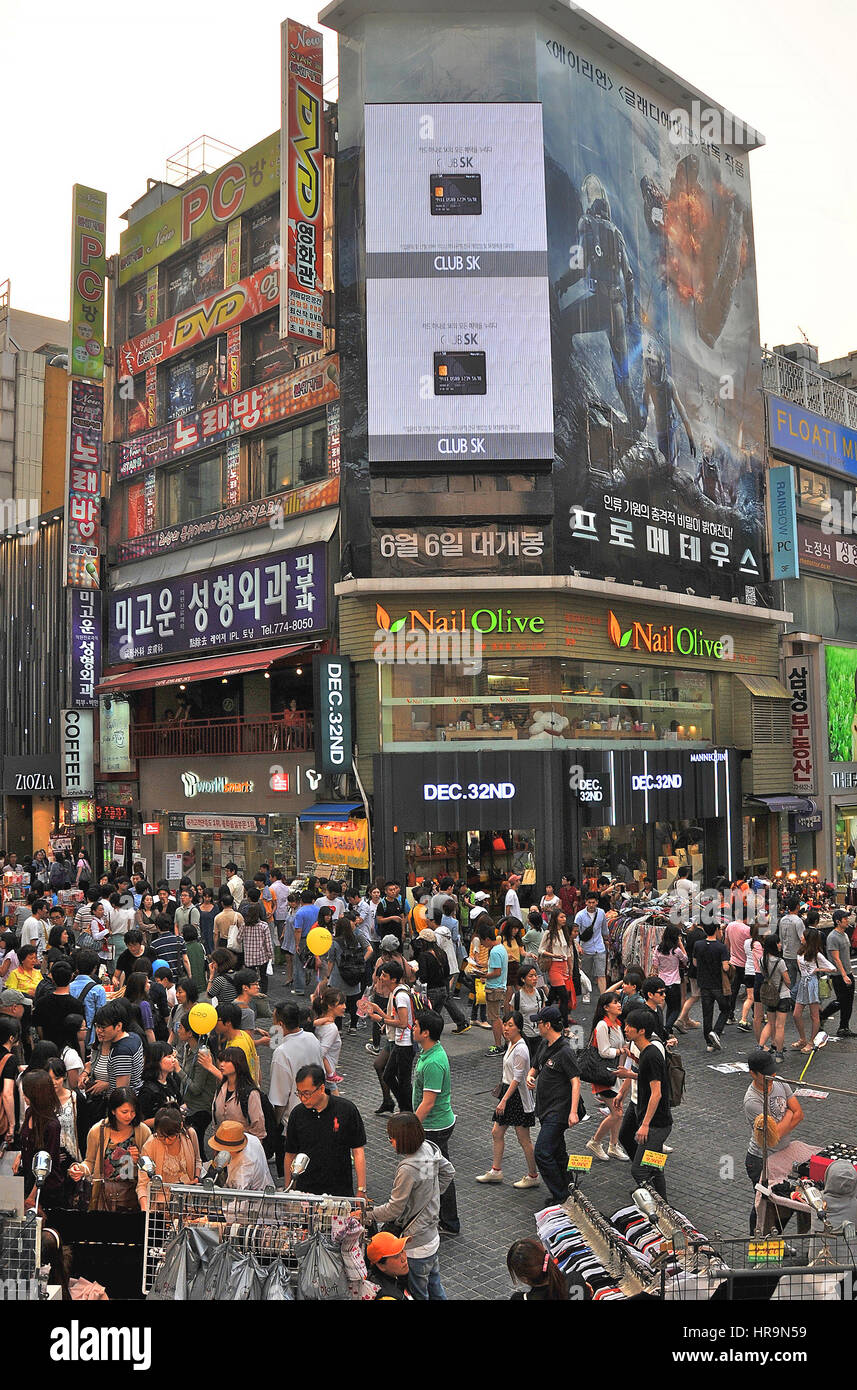 La folla in strada commerciale di Seoul COREA DEL SUD Foto Stock