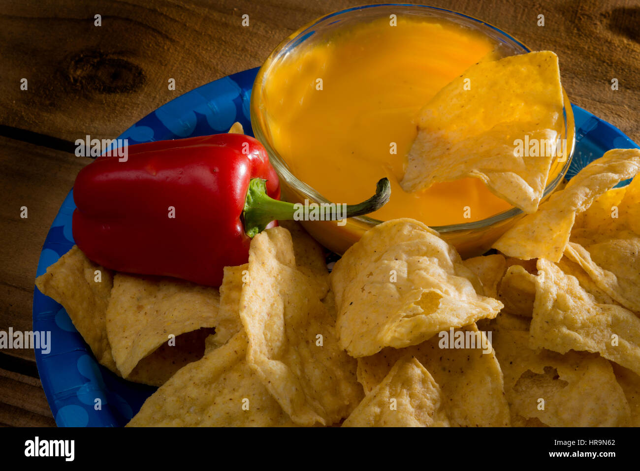 Tortilla chips con formaggio fuso e pepe rosso Foto Stock