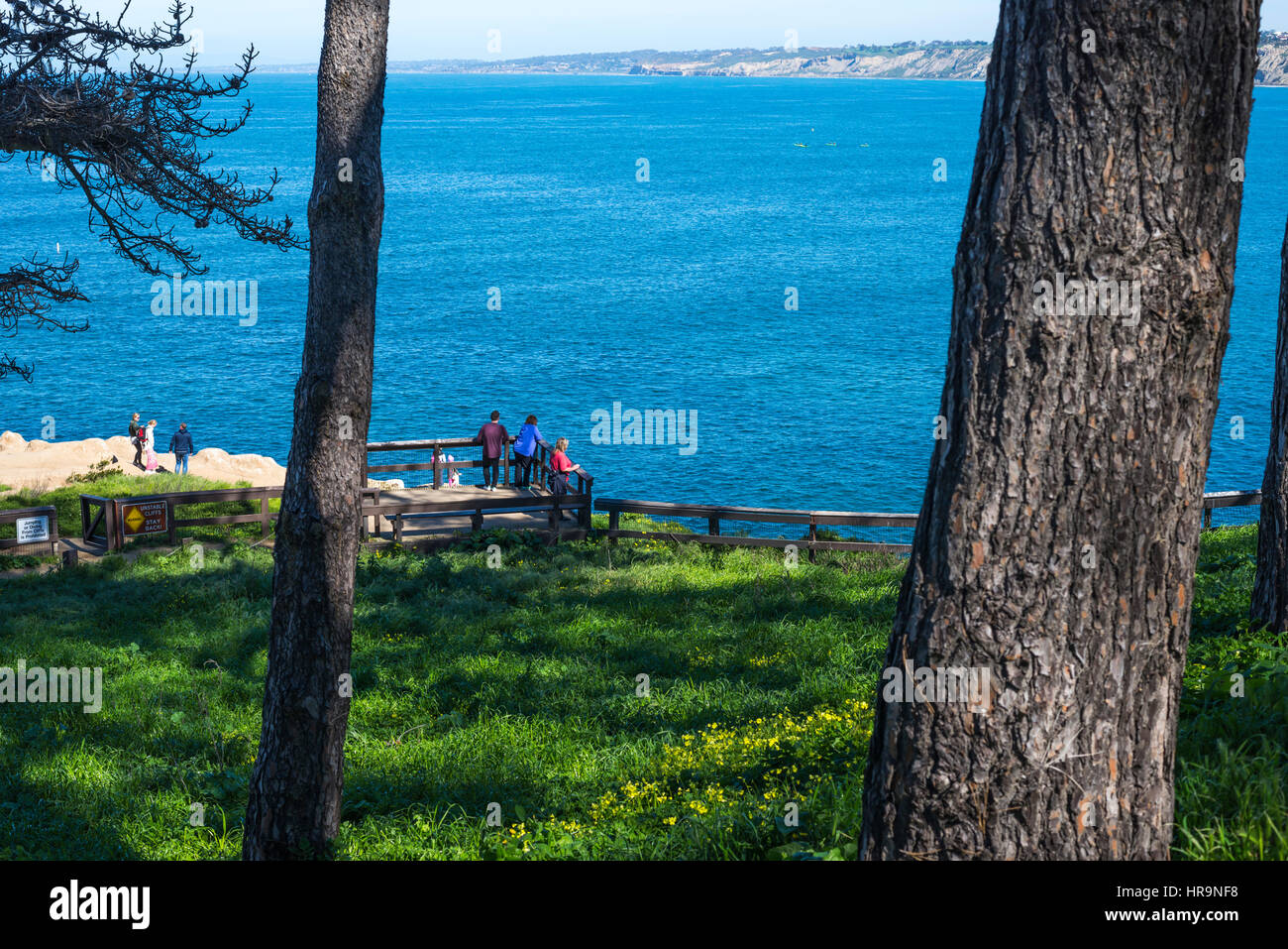 Le persone che si godono la vista del La Jolla, California costa su un giorno d'inverno. Foto Stock