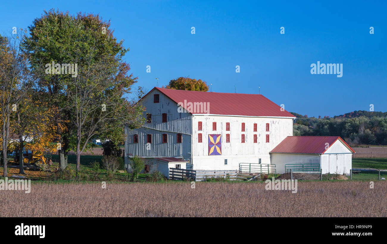 Una farm barn vicino Walnut Creek, Ohio, Stati Uniti d'America. Foto Stock