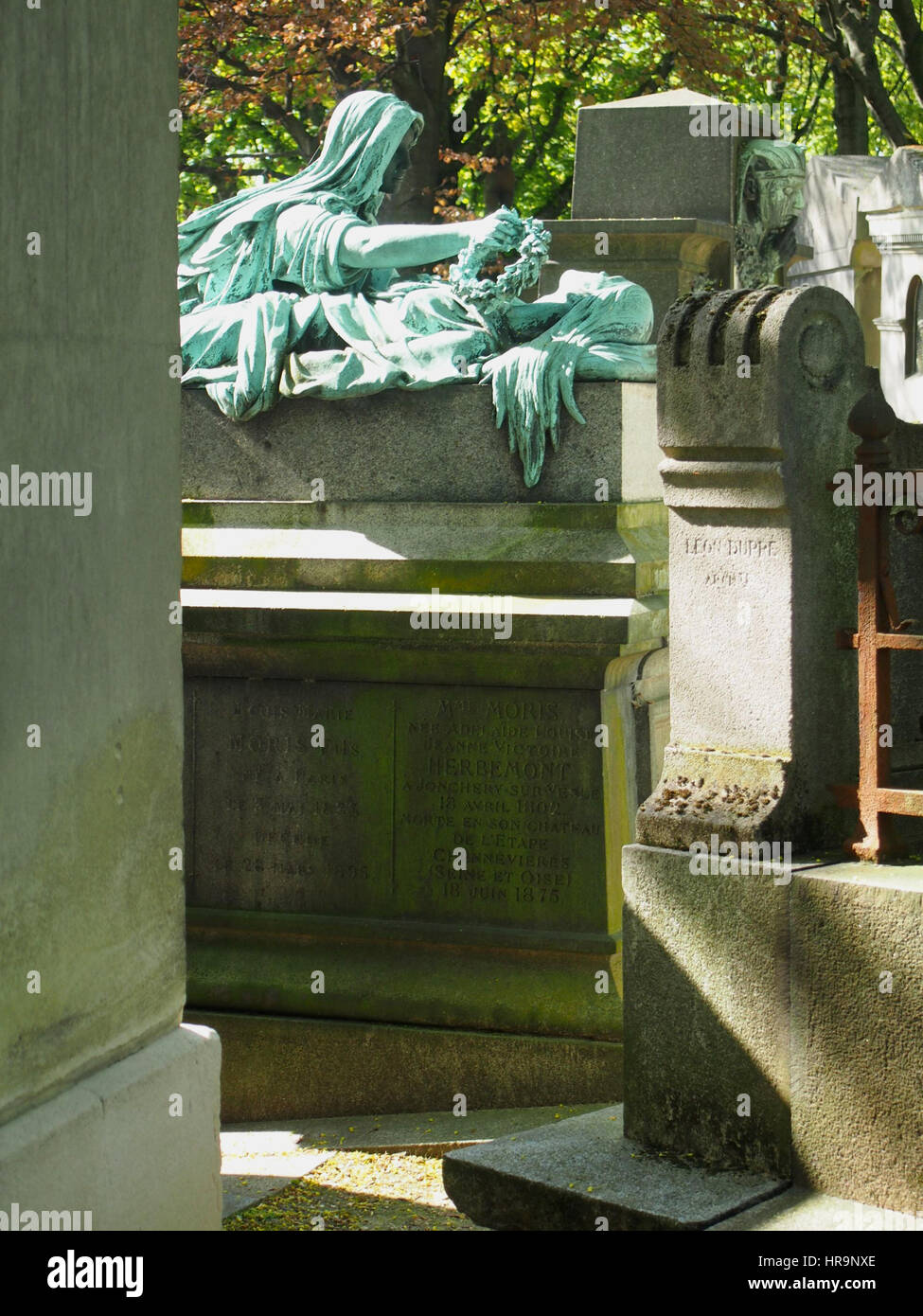 Un elaborato statua su una tomba nel cimitero di Pere Lachaise di Parigi, Francia. Foto Stock