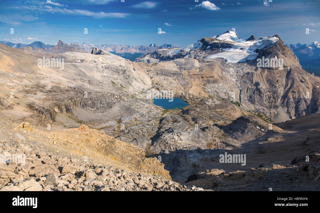 Panorama aereo Vista panoramica del Lago Alpino Noseeum Skyline del Ghiacciaio del Monte Andromache. Escursioni estive nel Parco Nazionale di Banff, Montagne Rocciose canadesi Foto Stock