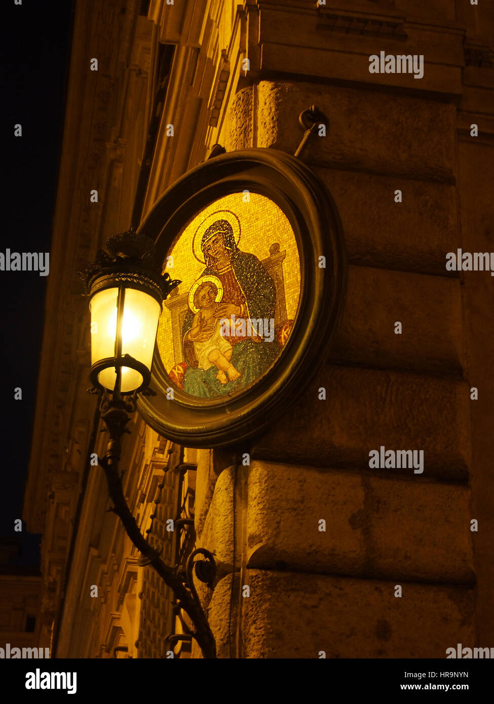 Un po' di madonna o madonnelle illumina un angolo di strada di notte a Roma Italia. Foto Stock