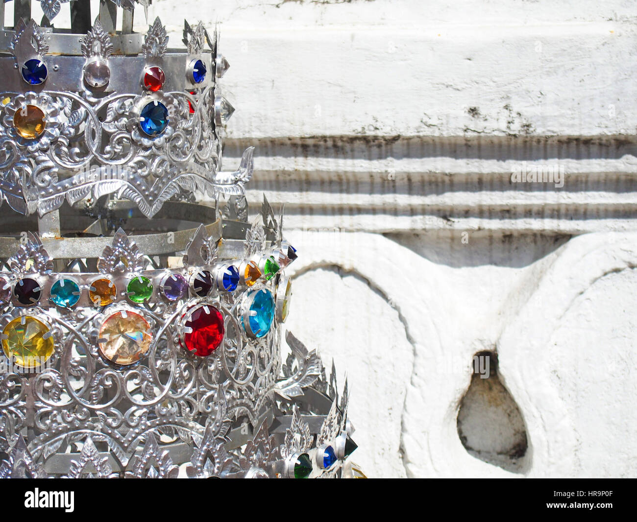 Dettaglio di un raffinato argento stupa punteggiato di pietre preziose in un tempio a Chiang Mai, Thailandia. Foto Stock