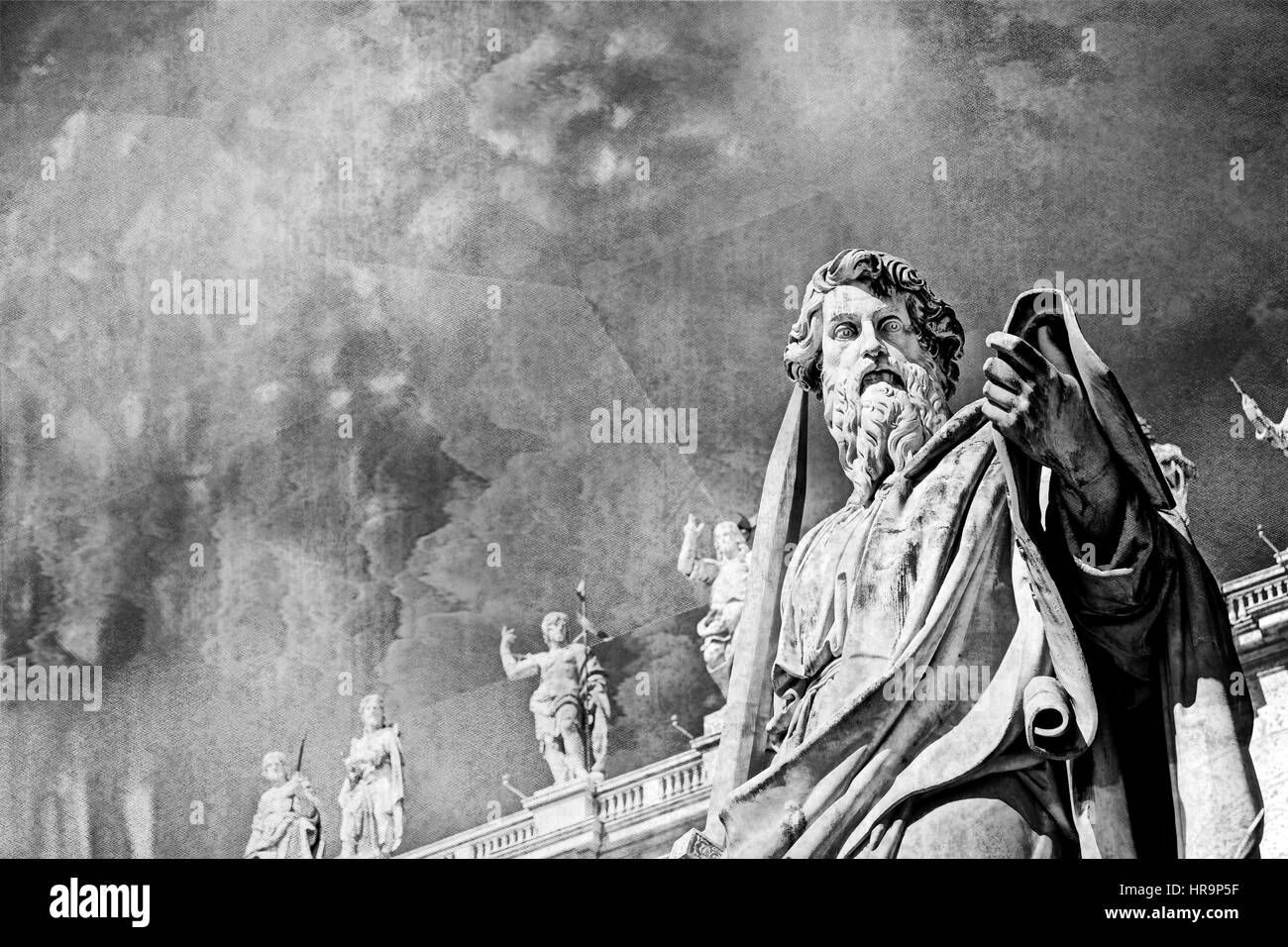 La statua di San Paolo di fronte la basilica di San Pietro in Vaticano. Una immagine con trama. Foto Stock