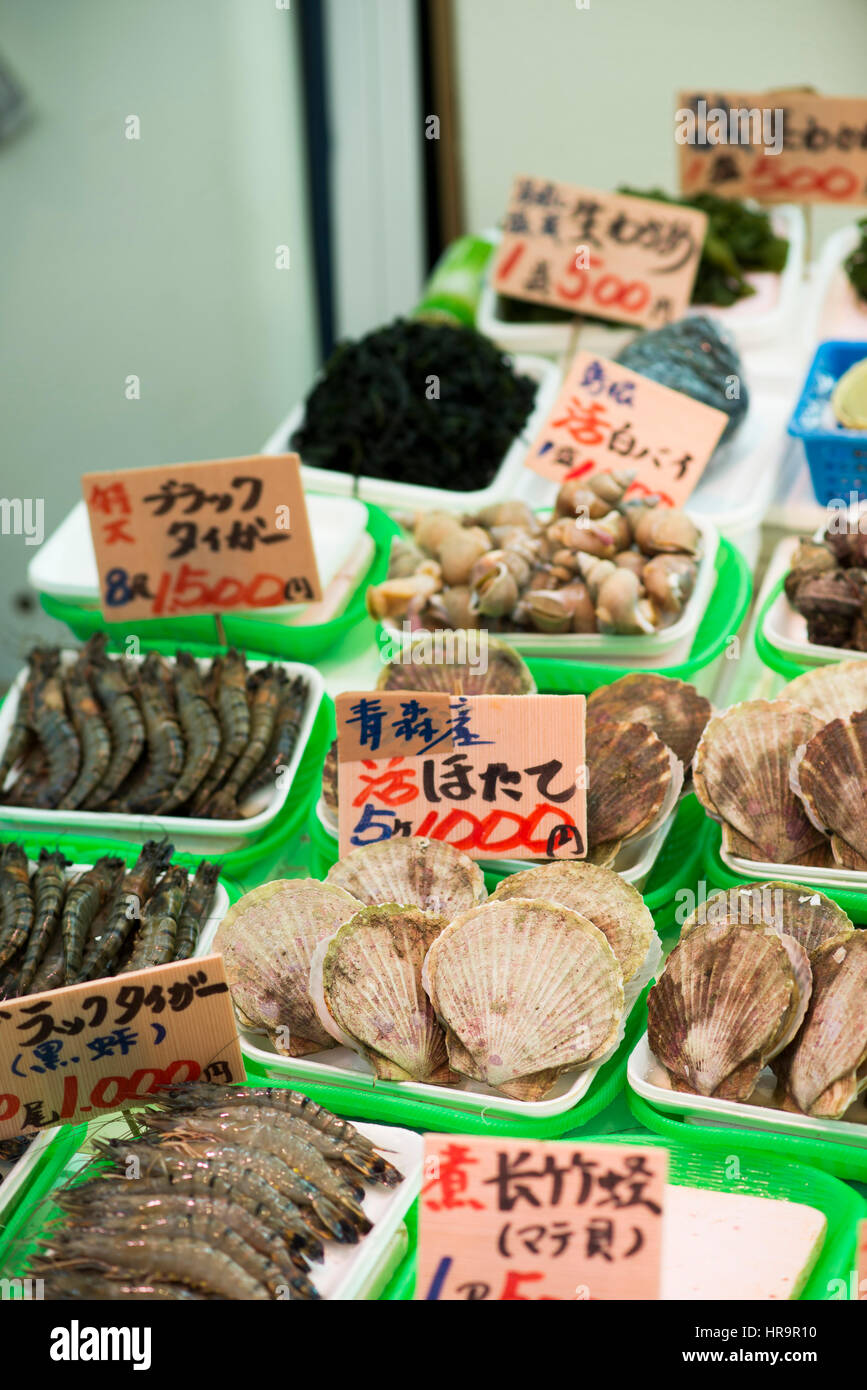 Ameya-Yokocho è un mercato all'aperto nella Vigilanza Taito di Tokyo, Giappone, situato accanto alla stazione di Ueno. Il mercato è di circa 164,227 piedi quadrati ho Foto Stock
