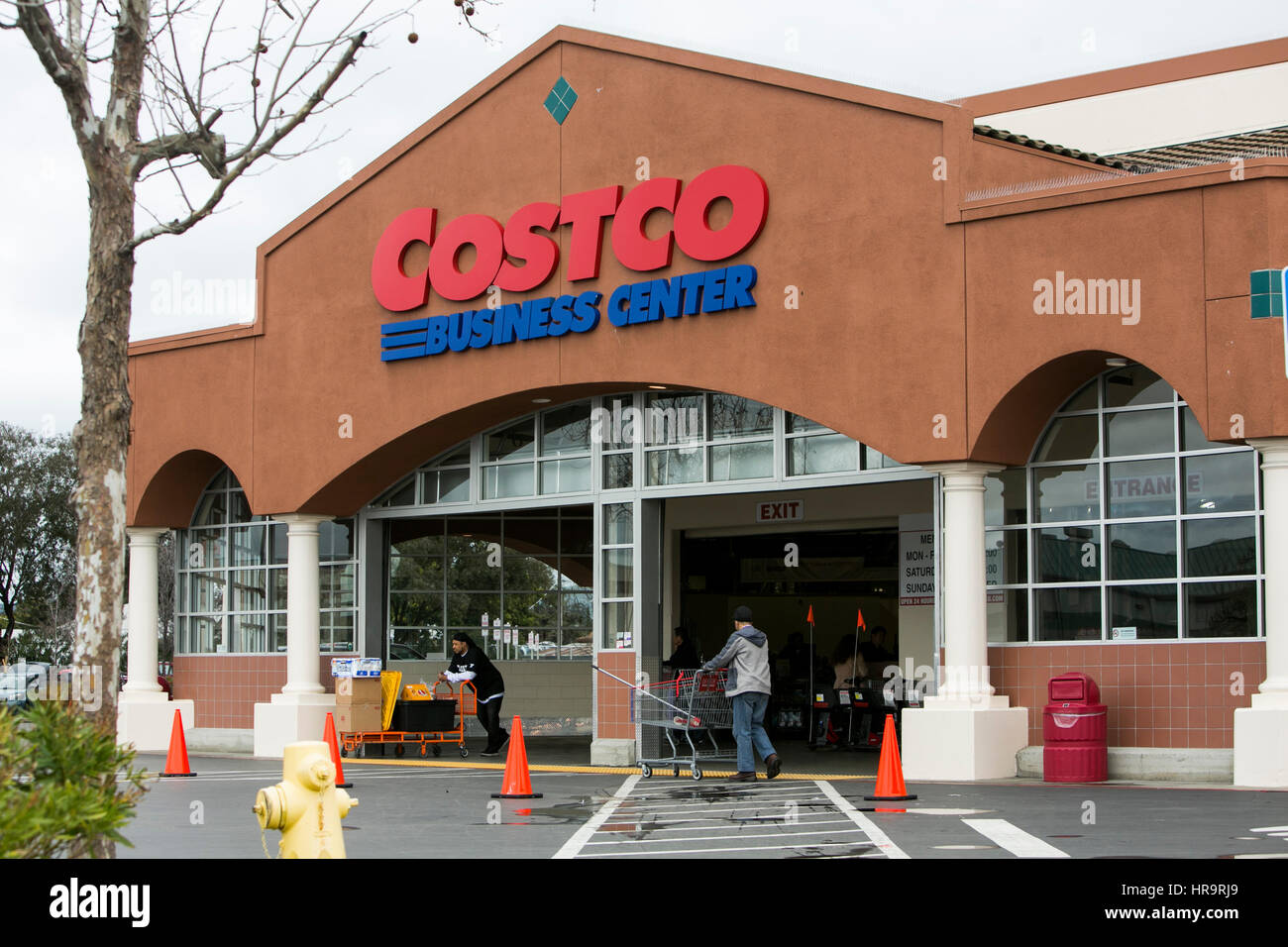 Un segno del logo al di fuori di un Costco Centro business retail store in Hayward, California, il 18 febbraio 2017 Foto Stock