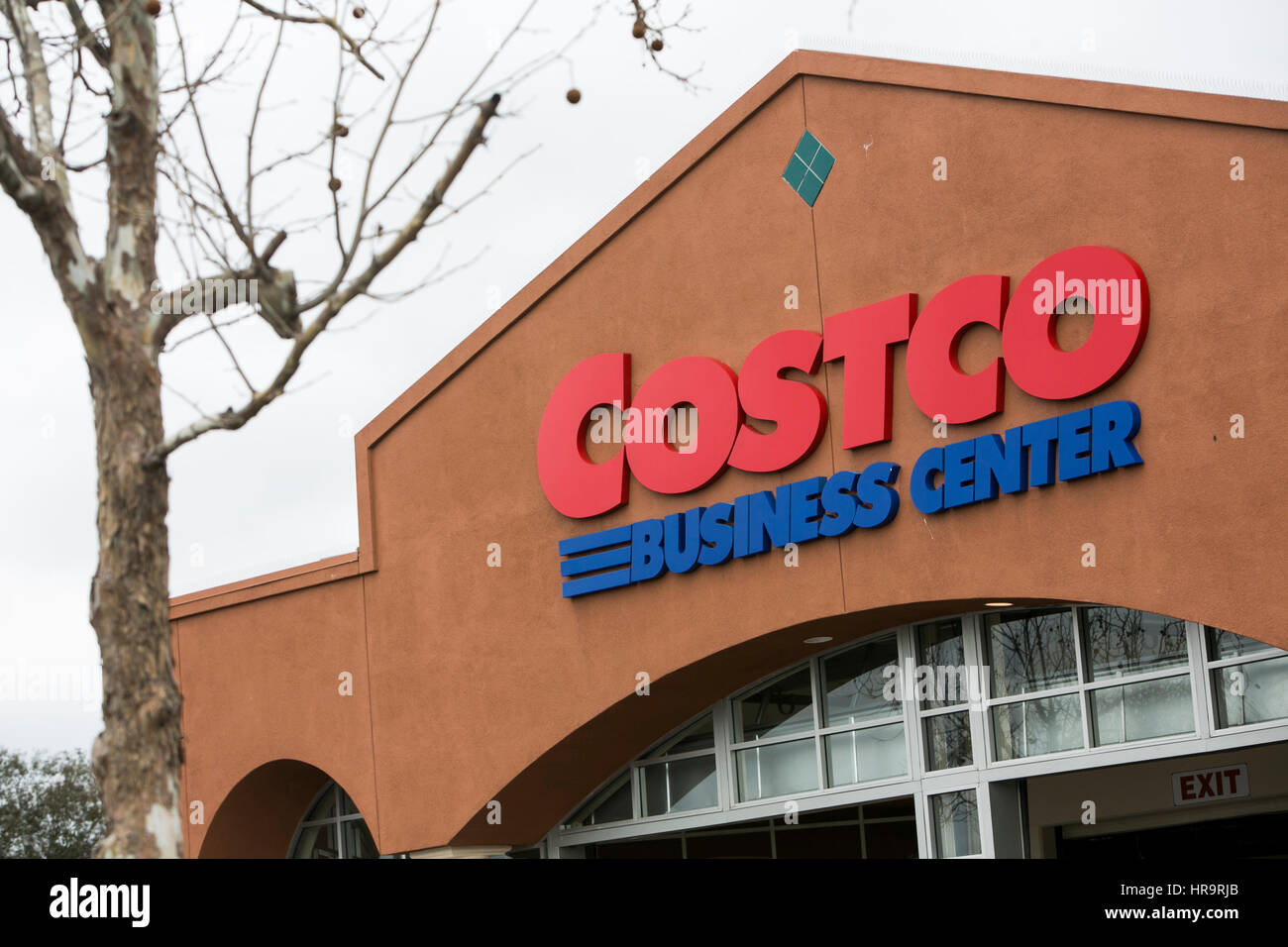 Un segno del logo al di fuori di un Costco Centro business retail store in Hayward, California, il 18 febbraio 2017 Foto Stock