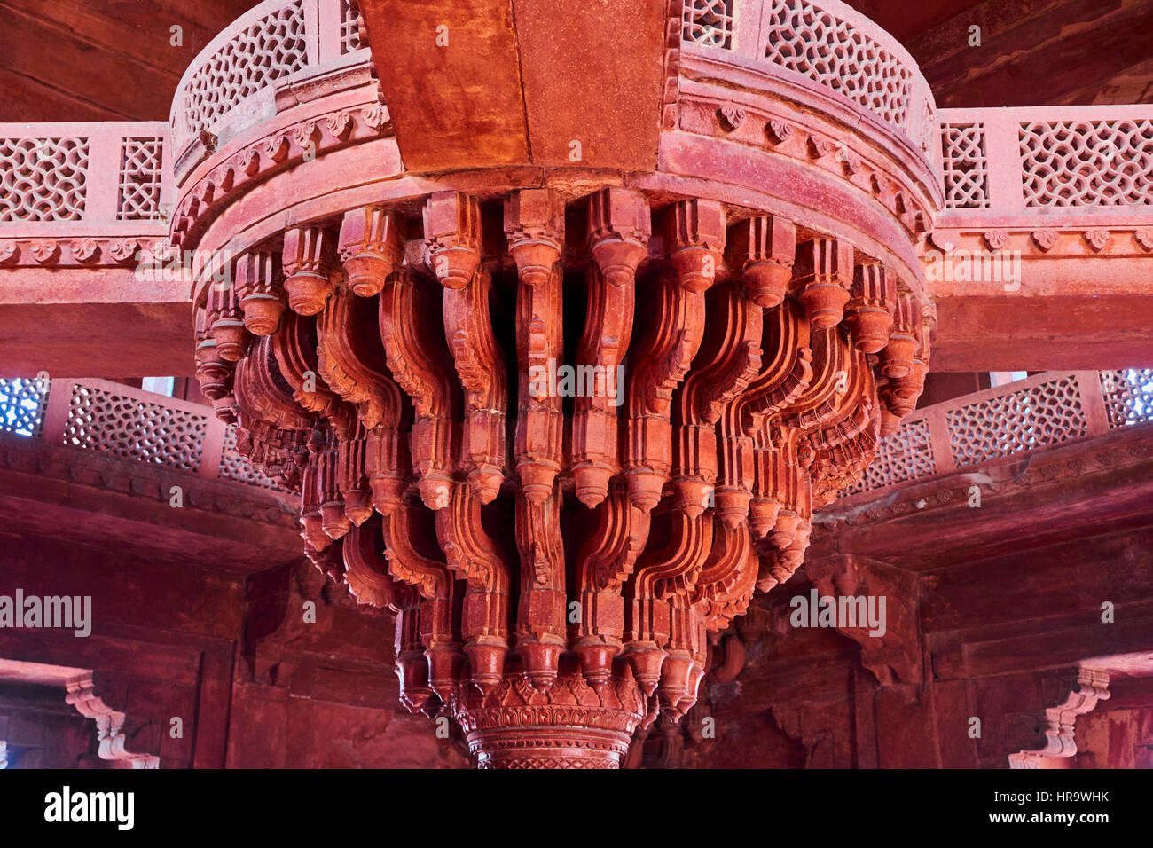 India, Uttar Pradesh, Patrimonio Mondiale dell Unesco, Fatehpur Sikri, il pilastro centrale della Diwan-i-Khas, o sala di udienza privata Foto Stock