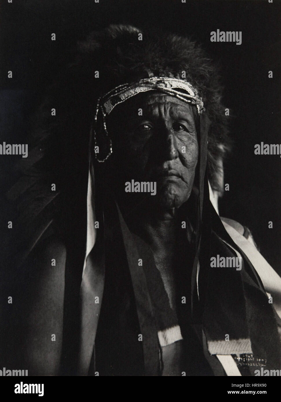 Untitled (Native American in buffalo copricapo) Foto Stock