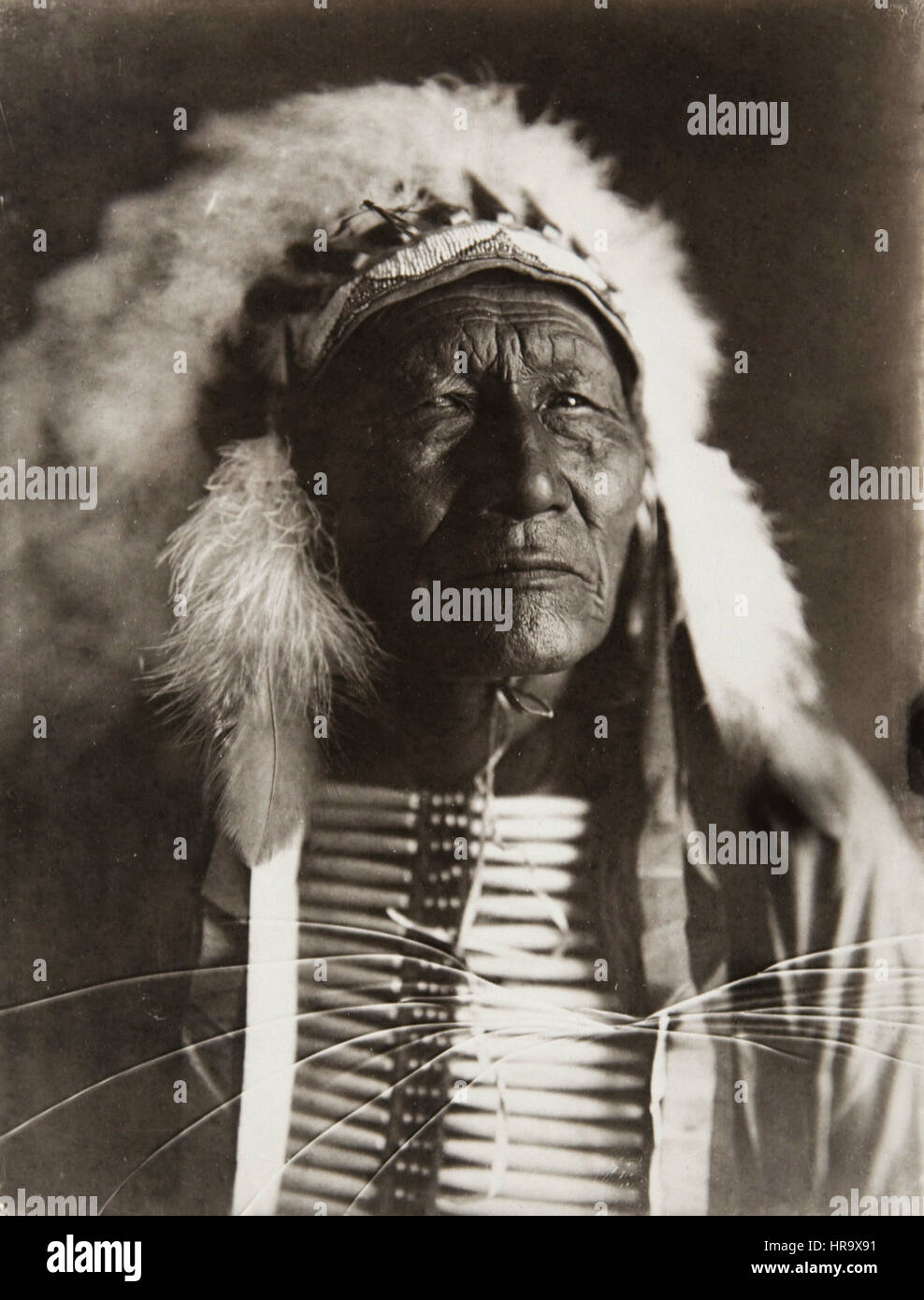 Untitled (nativi americani nel copricapo) Foto Stock
