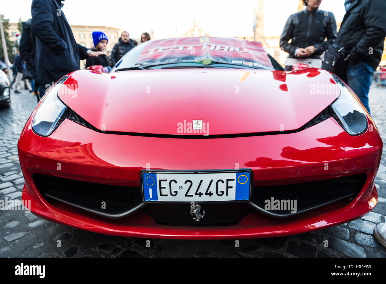 Roma, Italia - 1 Gennaio 2017: Rosso Ferrari auto parcheggiata su una strada del centro storico di Roma, Italia Foto Stock