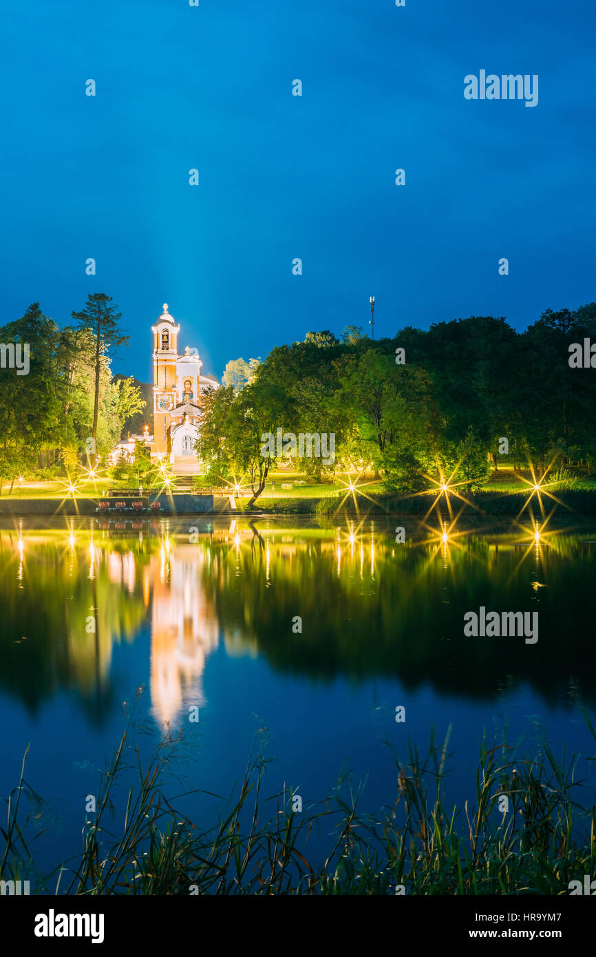 Mir, Bielorussia. Vista dal lato del lago di sera di cappella e archivio di sepoltura della famiglia Svyatopolk-Mirsky in condizioni di intensa illuminazione. Parte di Architectural ense Foto Stock
