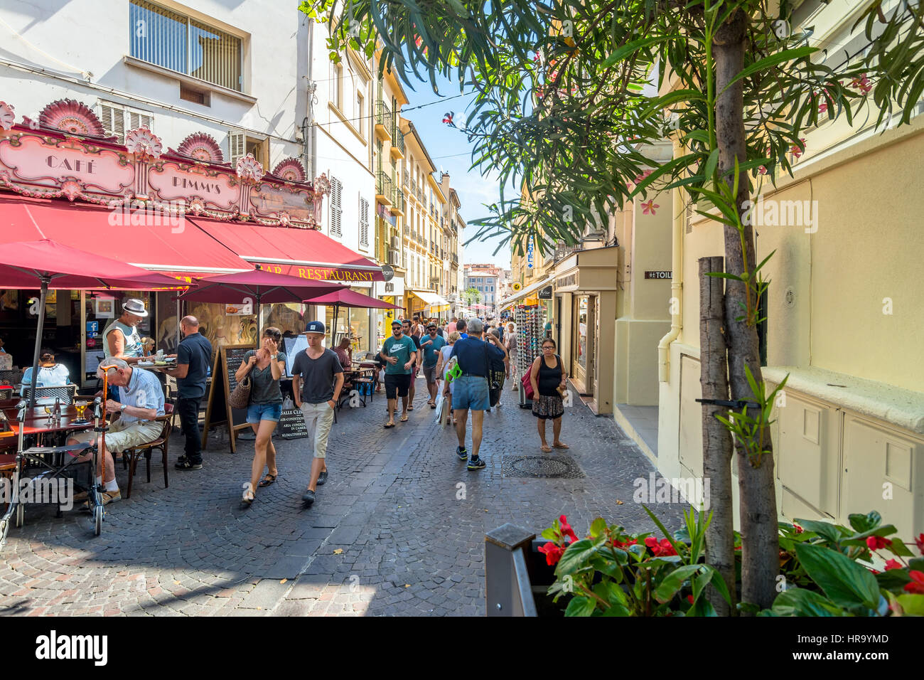 Antibes, Francia - 27 Giugno 2016: vista giorno di Main Street Rue de la Republique con i turisti a Antibes, Francia. Antibes è una popolare località balneare in t Foto Stock