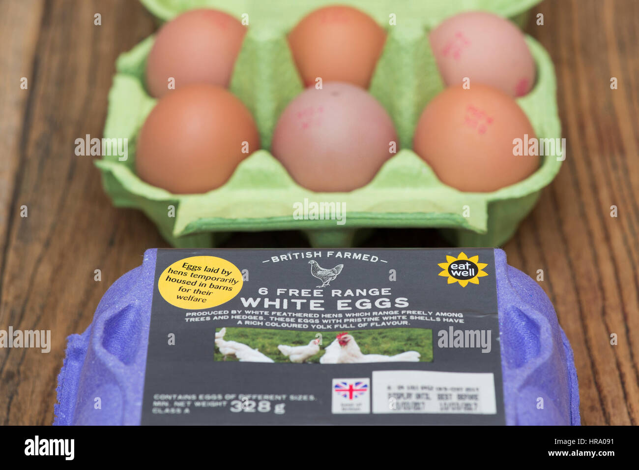 Un adesivo su una scatola di intervallo libero uova spiegando le galline alloggiato in stalle per il loro benessere durante l epidemia di influenza aviaria nel Regno Unito Foto Stock