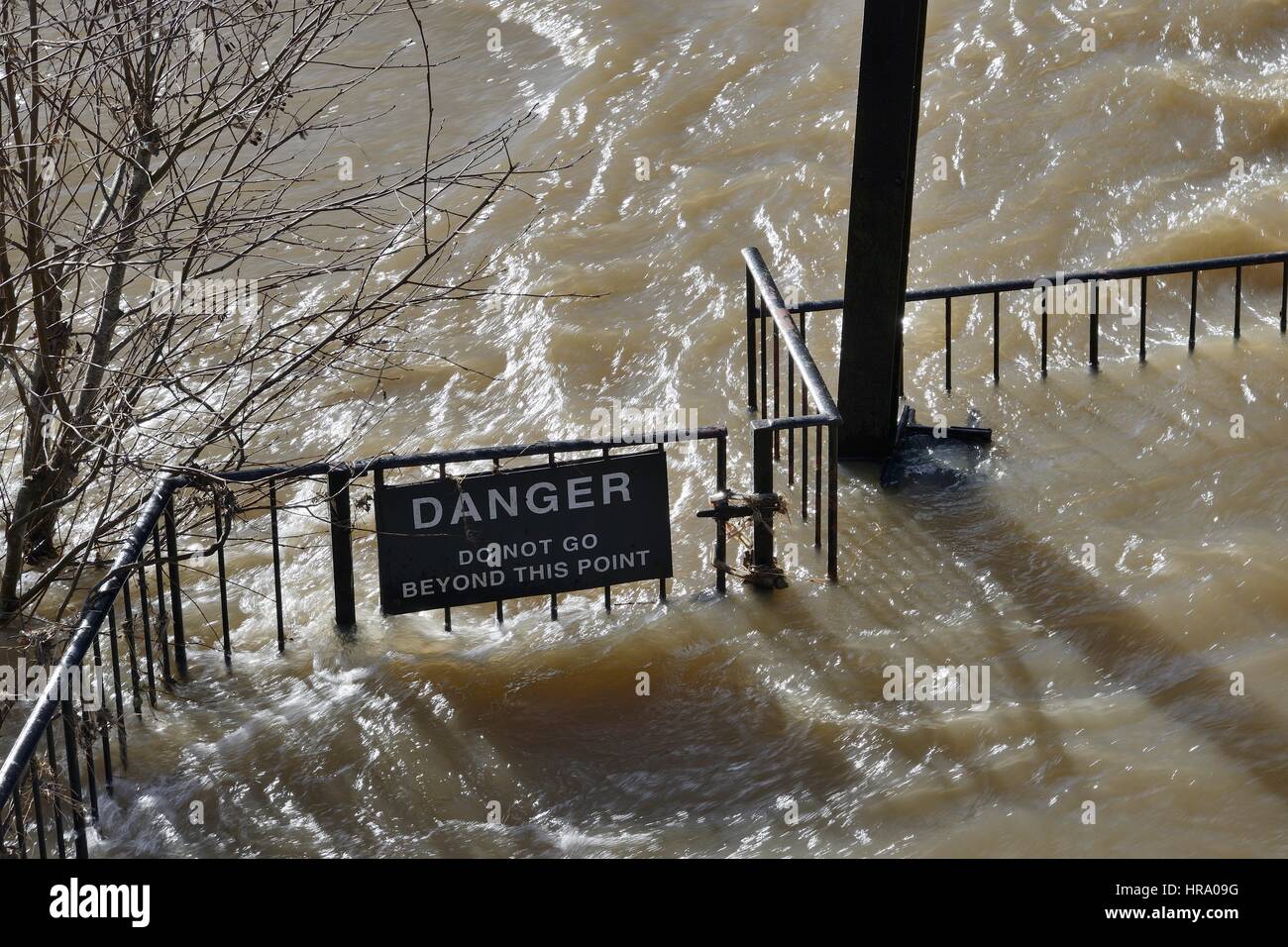 Il fiume Avon inondazioni con avviso di pericolo segno da uno stramazzo, Bathhampton, vasca da bagno e nel nord-est Somerset, Regno Unito, febbraio 2014. Foto Stock