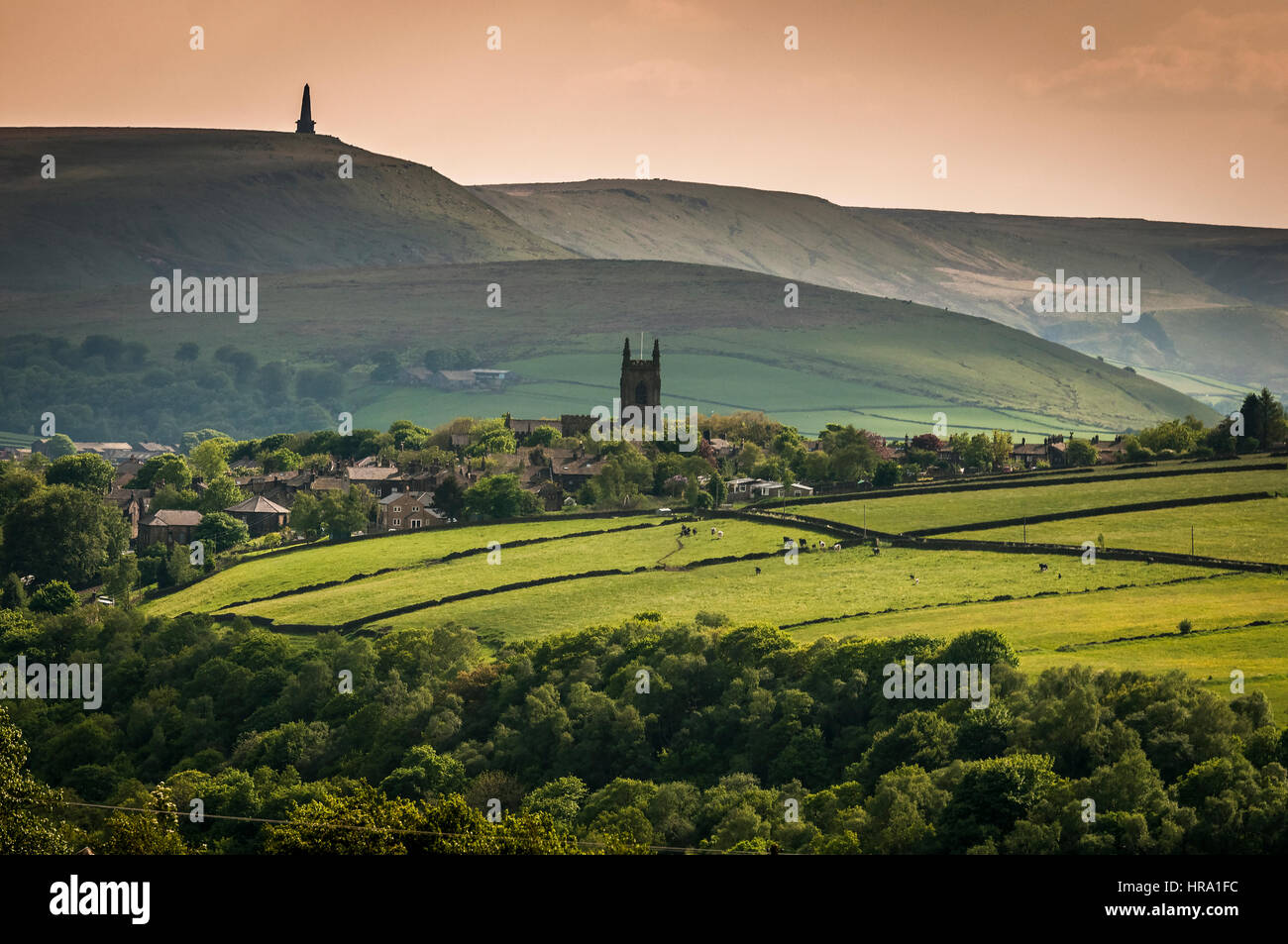 Heptonstall chiesa e Stoodley Pike vicino a Hebden Bridge nel West Yorkshire Foto Stock