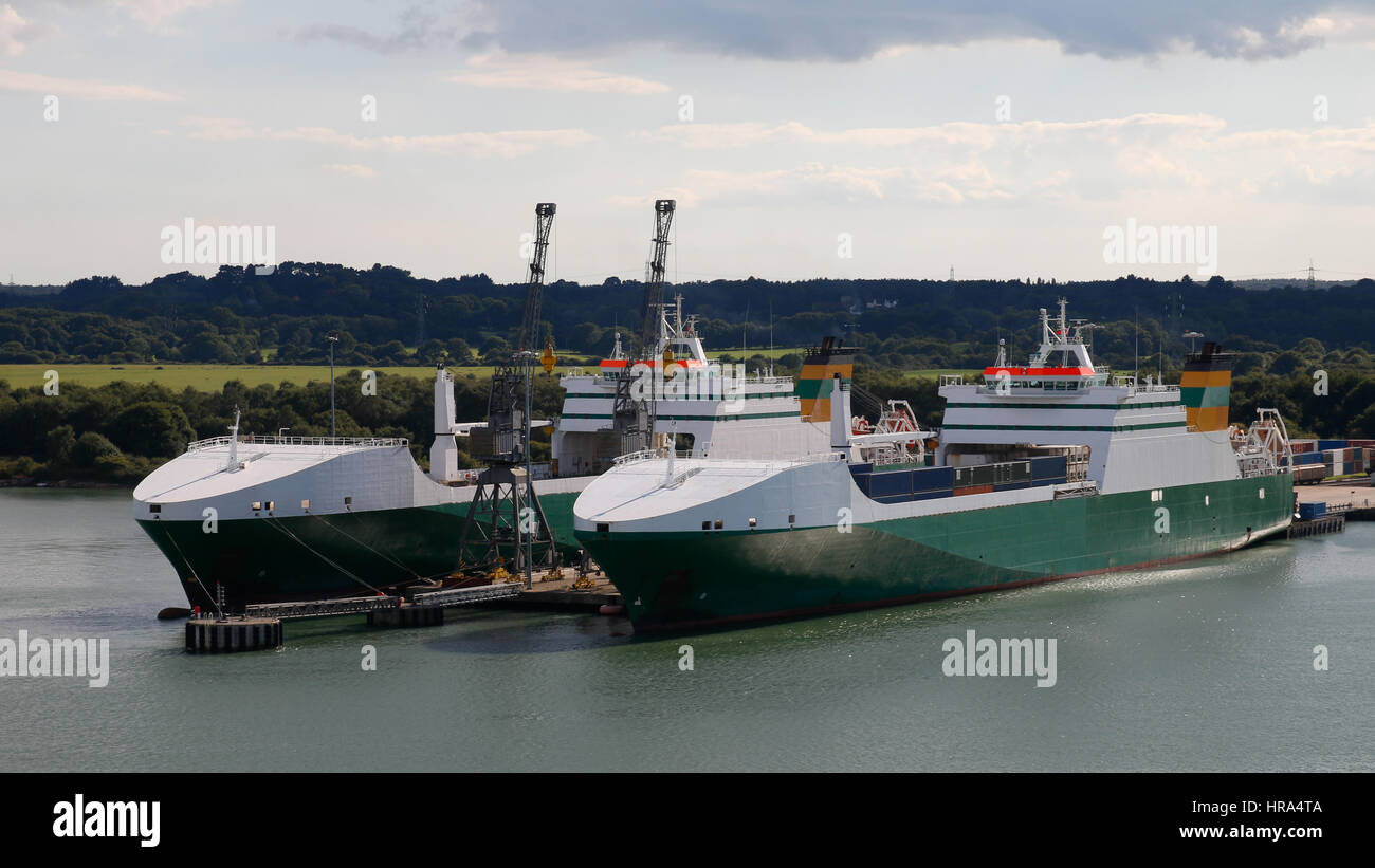 Le navi ro-ro di caricamento Foto Stock