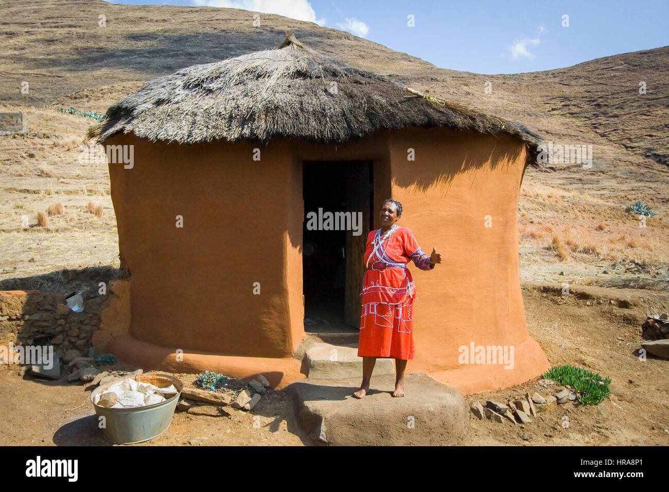 Un guaritore tradizionale, chiamato sangoma, sorge al di fuori il suo modesto dal tetto di paglia di capanna in Lesotho rurale in un remoto villaggio del distretto Butha-Buthe. Foto Stock
