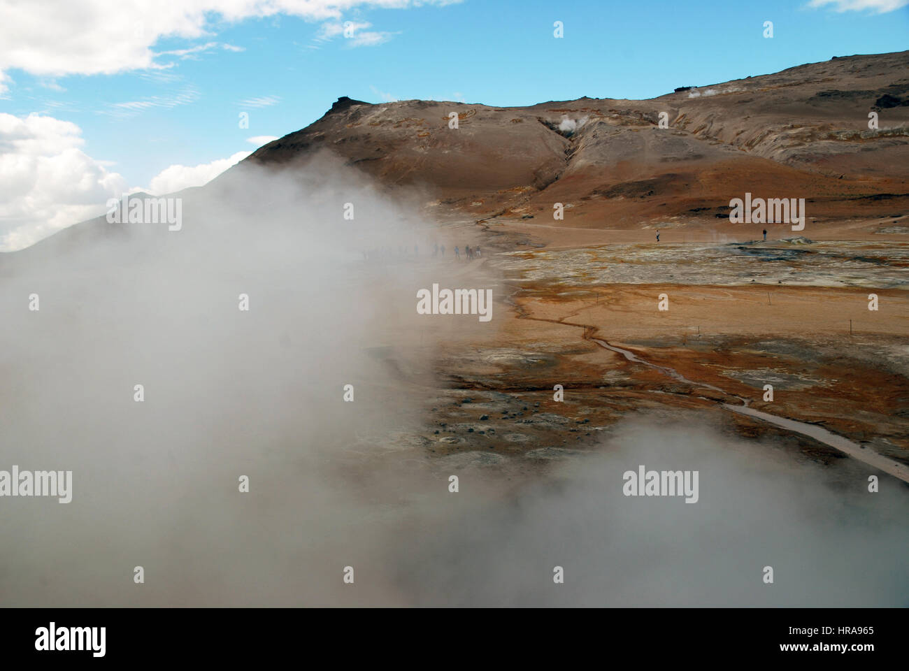 Una macchia geotermica notare per la sua gorgogliamento di piscine di fango bollente box fumanti e fumarole di emissione gas solforico, Namjafall, Hevrir, Islanda. Foto Stock